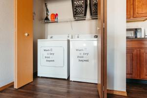 诺默尔Mesmerizing Apartment In Normal, IL Bloomington, IL的厨房配有2台带标签的冰箱