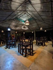丹不拉Vihanga Village的用餐室配有桌椅和灯光