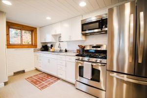 博因城Luxe Stay W/Hot tub!的厨房配有白色橱柜和不锈钢冰箱