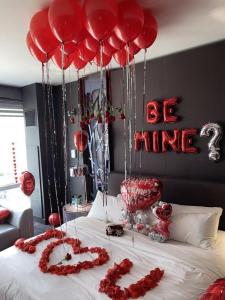 利马Hostal Paris的一张红色心和气球的床