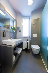 雷姆沙伊德米克雷姆沙伊德酒店的一间带水槽和卫生间的浴室以及窗户。