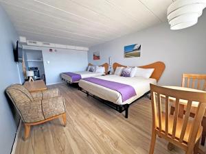 威尔伍德克拉斯特夏利马尔度假酒店的酒店客房,配有两张床和椅子