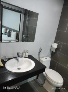 Kim BảngLS HOTEl的一间带水槽、卫生间和镜子的浴室