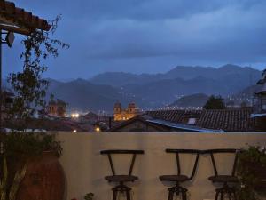 库斯科Casa Agustina的从房子屋顶上看风景,有2个酒吧凳