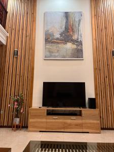 Plei Brel (2)Căn nhà của sự ngọt ngào!的木质娱乐中心顶部的平面电视