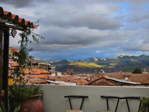 库斯科Casa Agustina的享有以山脉为背景的城市美景