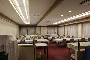 山中湖村Fuji Yamanakako Hotel的大型客房设有桌椅