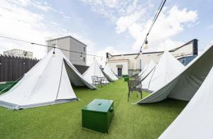光州H-Evian Hotel的一群帐篷坐在草地上