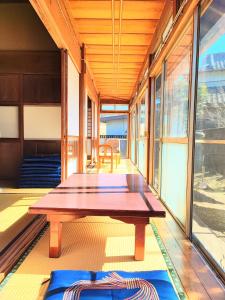 InashikiINASHIKI NEST的窗户中间的木桌