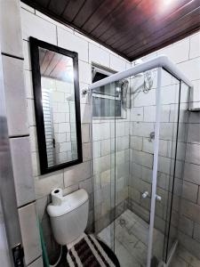 佩德拉德瓜德拉巴Lindo Flat2 a 300 mts da praia posto 12 Recreio的一间带卫生间和玻璃淋浴间的浴室