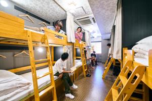 大阪COGO TENNOJI的宿舍间的一组客人,配有双层床