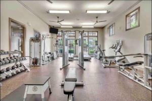 沃思堡Stylish-homes的健身房设有数台跑步机和机器