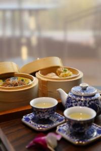 广州广州永庆坊瞻云精选酒店的盘子,盘子上放着碗和茶杯