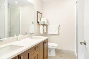 哈里森温泉Penthouse Lake Home - 3BR w/Amazing View & Deck!的白色的浴室设有水槽和卫生间。