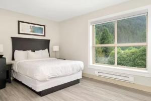 哈里森温泉Penthouse Lake Home - 3BR w/Amazing View & Deck!的白色的卧室设有床和窗户