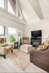 哈里森温泉Penthouse Lake Home - 3BR w/Amazing View & Deck!的带沙发和壁炉的客厅