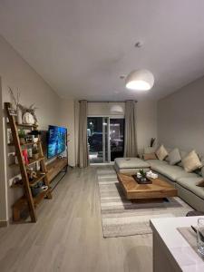 阿布扎比2 bedroom apartment Wabi Sabi in Yas的客厅配有沙发和桌子