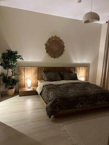 2 bedroom apartment Wabi Sabi in Yas客房内的一张或多张床位