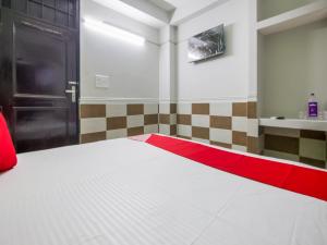 新德里OYO Flagship Hotel Green Light的一间设有一张黑色门的床的房间