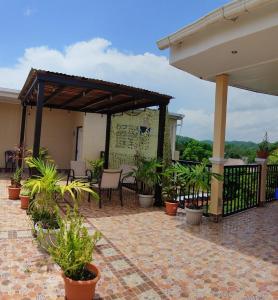 San BenitoCasa Victoria的一个带盆栽植物和凉亭的庭院