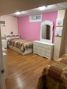 渥太华Cute 2 beds room , for females only的一间卧室配有两张床和镜子