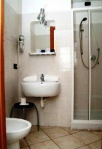 热那亚阿瓜利欧酒店的一间带水槽和淋浴的浴室