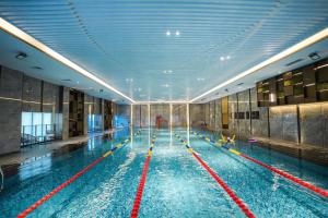 南京南京滨江雅高瑞享酒店的大型建筑中的大型游泳池