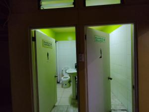 伊基克CASA EN LOS VERDES的浴室内的两个摊位,配有卫生间和绿灯