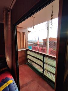 伊基克CASA EN LOS VERDES的从带窗户的房间内部可欣赏到风景