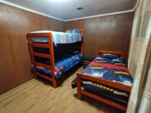伊基克CASA EN LOS VERDES的一间卧室配有两张双层床和一张床