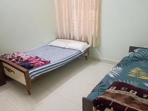 奇克马格尔Chikmagalur cool stay的一间小卧室,配有床和窗户