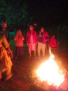 奇克马格尔Chikmagalur cool stay的一群人晚上站在 ⁇ 火旁
