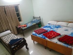奇克马格尔Chikmagalur cool stay的一间卧室配有两张床和两把椅子