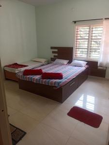 奇克马格尔Chikmagalur cool stay的卧室设有两张单人床和窗户。