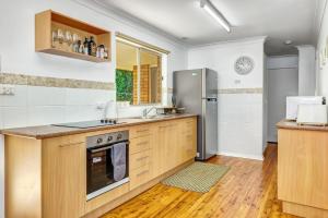 楠巴卡黑兹Avalon 2的厨房配有水槽和冰箱