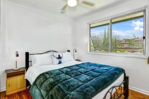 楠巴卡黑兹Avalon 2的一间卧室设有一张大床和一个窗户。