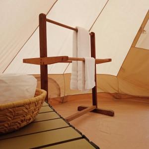 BhurkīāBurhan Wilderness Camps的带帐篷的客房内毛巾架