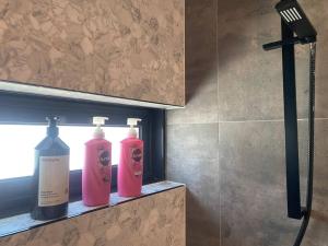 黄金海岸Casa De Mork - Entire 3 Storey Beach Villa的浴室的架子上放了两瓶肥皂
