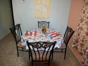 阿瓜迪亚布里萨斯博林肯公寓的餐桌和两把椅子
