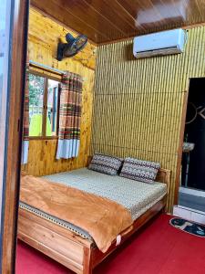 Na ThônPura Homestay的小木屋内一间卧室,配有一张床