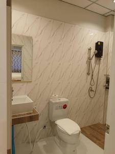 Ban Tha Khamโรงแรมควีนส์ (Queen)的一间带卫生间和水槽的浴室