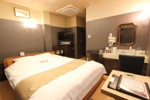 福知山Hotel Mori no Komichi的酒店客房设有床和水槽