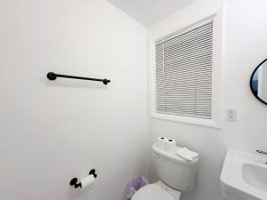 劳德代尔堡2-BDRM Fort Lauderdale - Las Olas Beach 5 minutes walk #5的白色的浴室设有卫生间和水槽。
