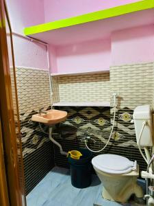 SrīsailamHotel R residence的一间带卫生间和水槽的浴室