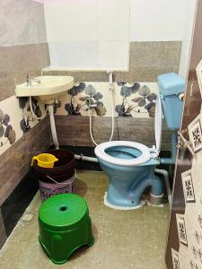 SrīsailamHotel R residence的浴室设有蓝色的卫生间和水槽。