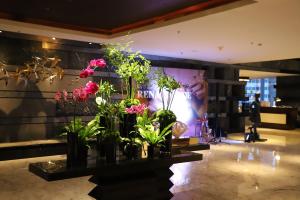 北京北京富力万丽酒店的商店桌子上一束花花花瓶