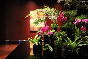 北京北京富力万丽酒店的一组装满鲜花的花瓶
