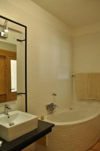 温特和克Villa Vista Guesthouse, Windhoek, Namibia的带浴缸和盥洗盆的浴室