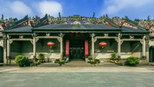 广州维度酒店(广州北京路步行街越秀公园店)的前方设有大门和楼梯的建筑