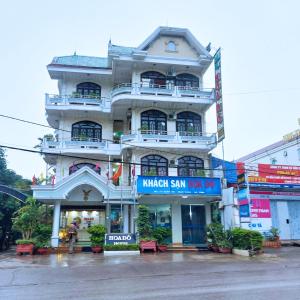 Xuân ÐàiGRAD Hoa Do Hotel的前面有标志的高楼